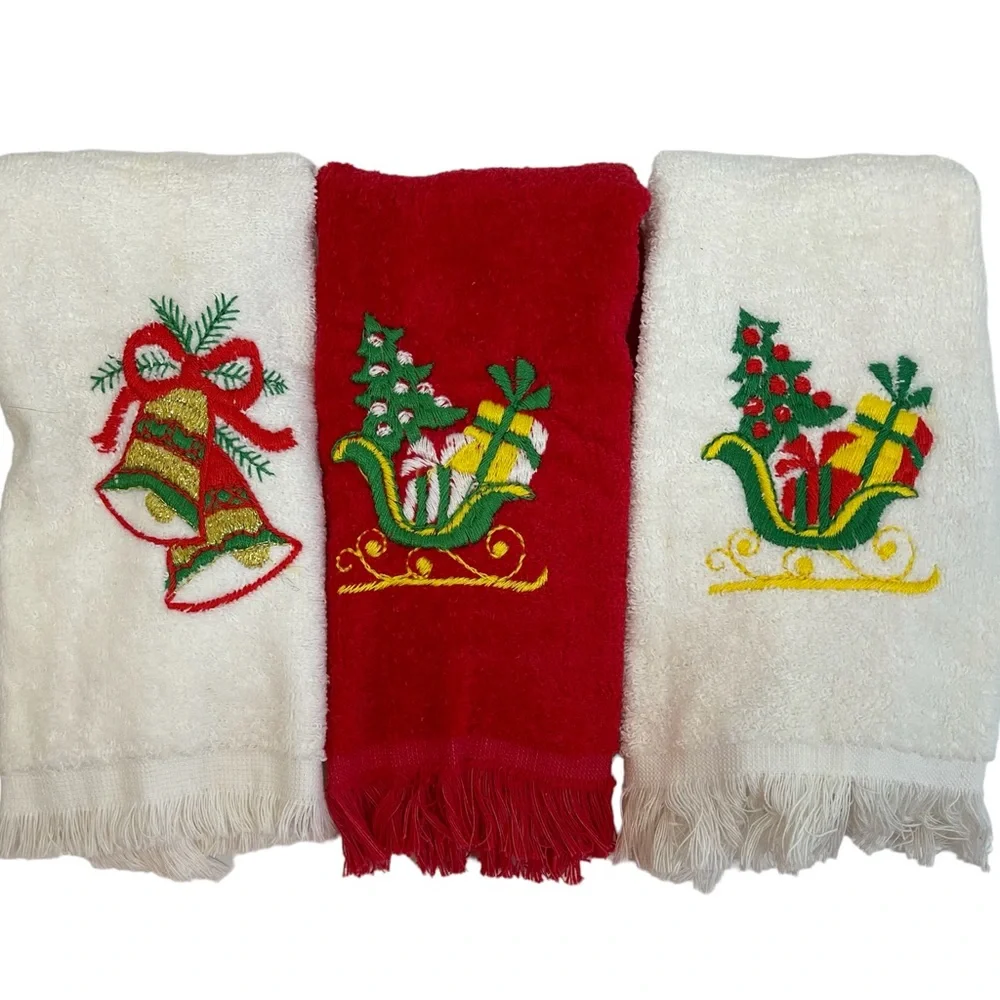 Vintage Bucilla Christmas fingertip towels bathroom hand towels red bells sleigh